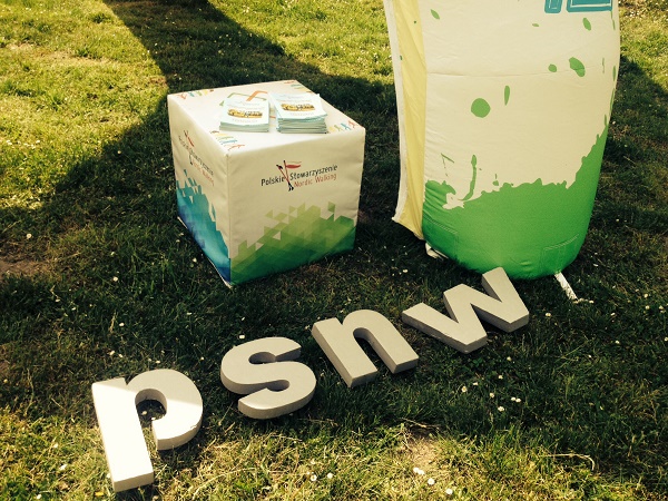 Zdjęcie liter ułożonych na trawie w logo PNSW