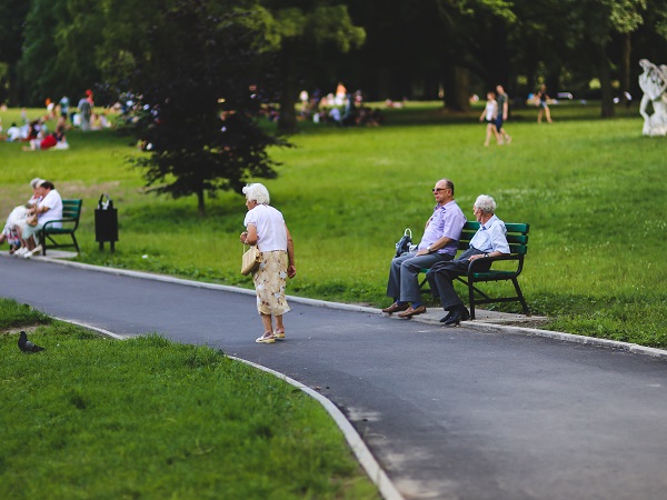 starsze osoby wypoczywające w parku