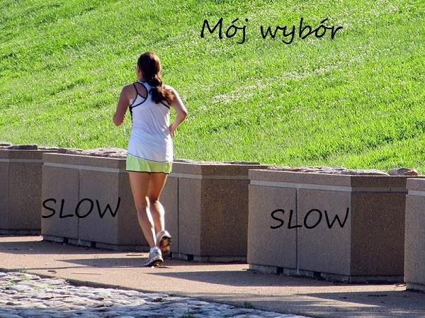 kobieta w stroju sportowym biegnie techniką slow jogging. po bokach napisy slow a na górze Mój wybór
