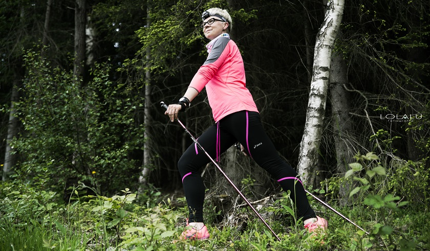 kobieta idąca krokiem nordic walking w lesie