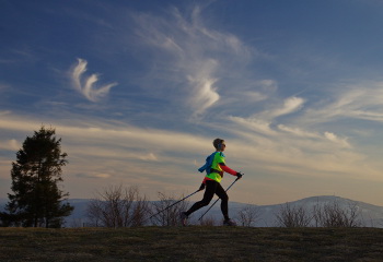 Zdjęcie osoby ćwiczącej nordic walking