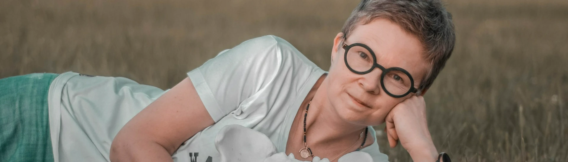 Kobieta leżąca na trawie